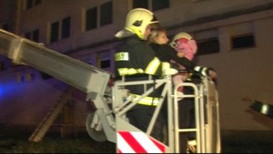 Veľký požiar bytovky v Snine spôsobili traja 9-roční chlapci