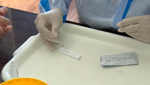 Vláda plánuje poskytovať antigénové testy nemocniciam a organizáciám dlhodobo