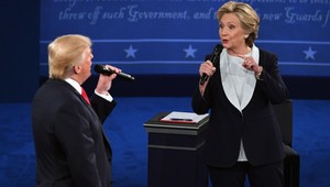 Hriešna debata Donalda a Hillary. Kandidáti spievajú romantický duet