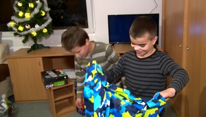 Teplo, voda a rozprávky. Darované Vianoce pripravili deťom s tužkovými baterkami vianočný zázrak