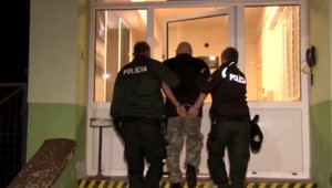 Muža, ktorý mal suseda zabiť a potom vláčiť na lane za autom, obvinila polícia. Domová prehliadka mu ešte priťažila