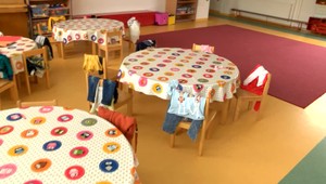 V škôlkach nie sú dostatočné kapacity. Povinne chodiacich predškolákov príjmu na úkor mladších