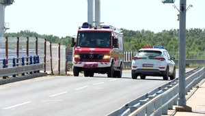 Zamestnanci Gabčíkova vytiahli z vody nehybné telo. Hasiči nevedeli identifikovať, či ide o muža alebo ženu