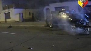 Falošného taxikára zastavila vážna nehoda. Po zrážke policajtom tvrdil, že auto nešoféroval