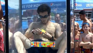 Mladík dokázal niečo, čomu by ste neverili. Vďaka Rubikovej kocke bude zrejme v Guinnessovej knihe