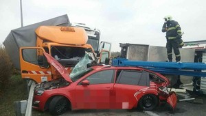 FOTO: Vážna hromadná nehoda na D2. Hlásia zranených, smer do Bratislavy uzatvorili