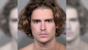 Syn slávneho herca napadol nožom spolubývajúceho, skončil v putách