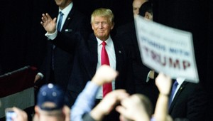 Lietadlo s Donaldom Trumpom muselo núdzovo pristáť, zlyhal motor