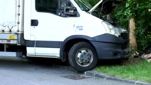 Šoférovi za volantom prišlo nevoľno, s veľkou dodávkou sa zrútil z cesty