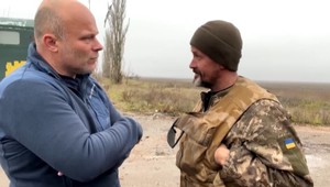 Štáb TV JOJ na Ukrajine: Vojaci poškodené zbrane a vozidlá opravujú priamo na fronte. Náhradné diely chýbajú