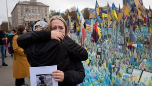 951. deň na Ukrajine: Šesť ľudí zomrelo pri ruskom ostreľovaní Chersonu