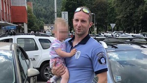 Mestský policajt zachránil život asi 2-ročnému dieťaťu. Bolo zavreté v rozpálenom aute
