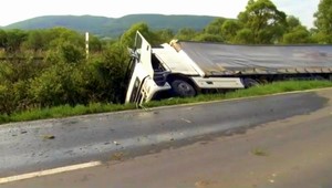Nehoda pri Snine. Kamión sa prevrátil do priekopy
