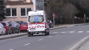 Domovom sociálnych služieb otriasol hrozivý incident. Muž opakovane udieral dôchodcu