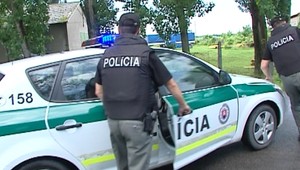Opitý šofér si to namieril rovno na strieľajúcich policajtov...