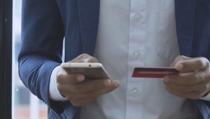 Podvodník sa na zoznamke vydával za ženu. Od ľudí vylákal státisíce