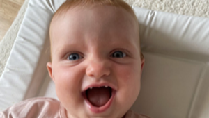 Neuveriteľná podoba so slávnym hercom! Ten nezaváhal a dievčatku napísal vtipnú básničku!