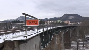 Poriadne nebezpečná hra. Trojica mladých ľudí vydesila Handlovčanov