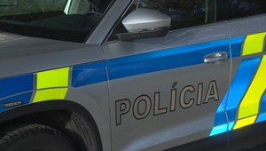 Policajné auto zrazilo chodkyňu na priechode. Žena skončila v nemocnici