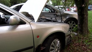 Mladíci vo vysokej rýchlosti zničili tri vozidlá. Muž za volantom nemal vodičák a bol opitý