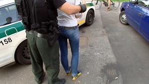 Policajti narazili na dílerku, mala u seba hotový arzenál