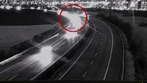 Na D2  v smere do Maďarska sa prevrátil kamión s cisternou