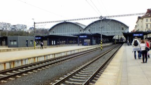 V Prahe na hlavnej stanici nahlásili bombu. Policajti páchateľa zadržali