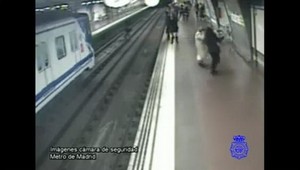 VIDEO HRÔZY: Spadol pod metro, ľudia ostali v šoku