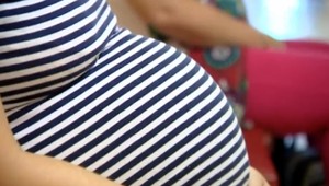 V pôrodnici tehotné ženy zažijú aj zastrašovanie a násilie, tvrdia aktivistky