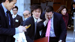 Veľvyslanca USA porezal útočník nožom, diplomat skončil v nemocnici