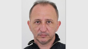 Expolicajt Boris Drevenák nenastúpil na výkon trestu pre kauzu sátorovci. Polícia po ňom pátra