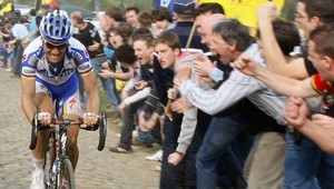 "Peklo severu" Paríž-Roubaix si vyžiadalo 16 zranených divákov