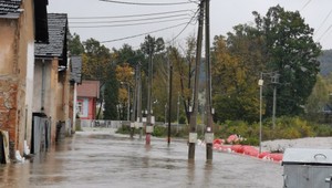 FOTO: Silný dážď zasiahol Slovensko. Pre záplavy niektoré obce evakuovali
