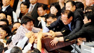 Naši poslanci sú začiatočníci. Takto sa bijú v zahraničí