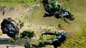 Zubatá kosila na cestných pretekoch v S.Írsku. Obeťou Simon Andrews (†29)