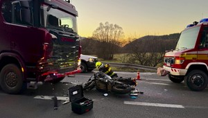 Druhýkrát sa narodil: Motocyklista prežil čelnú zrážku s kamiónom