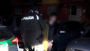 Policajná naháňačka v Prievidzi sa skončila haváriou. Šofér bez vodičáku nezvládol riadenie