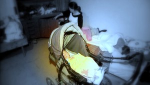 Deti opúšťajú dom hrôzy. Idú k babke