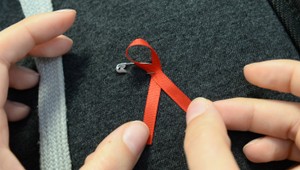 Na znak solidarity s ľuďmi s HIV a AIDS budú rozdávať červené stužky