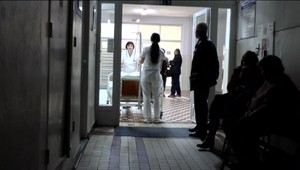 Mladík utrpel ťažké poranenia. Podľa svedkov sa viezol na kapote auta