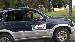 Mestská hliadka odhalila poberanie dôchodku za mŕtvu osobu, ale aj zasahovali pri požiari