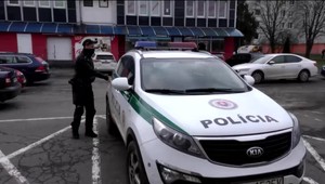 Muž sa vyhrážal synovi, že mu odreže hlavu. Skrýval sa za traktorom