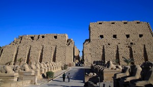 V egyptskom Luxore vybuchla po útoku atentátnika bomba