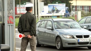 Policajti striehli na kolegu. Z krčmy si to nasmeroval za volant