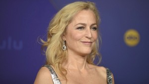 Šaty, v ktorých zažiarila seriálová agentka Scullyová, sú hitom: Ako sa vám páčia?