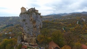 Osamotený kláštor na skale má jediného obyvateľa. Izolovaný je dobrovoľne