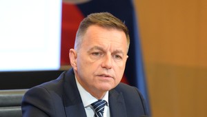 Guvernér centrálnej banky Peter Kažimír je vinný z podplácania