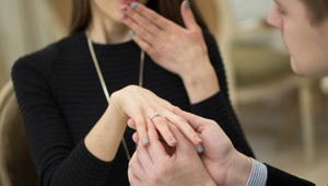 Žena sa pochválila zásnubným prsteňom, ľudia zhejtovali jej frajera: Zaslúžil si takú kritiku?