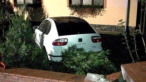 Muž nezvládol riadenie, odrazil plynovú prípojku