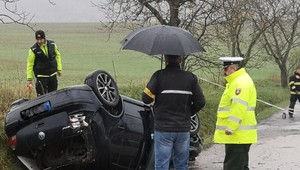 Smrteľná nehoda pri Rimavskej Sobote, mladý muž zostal v prevrátenom aute